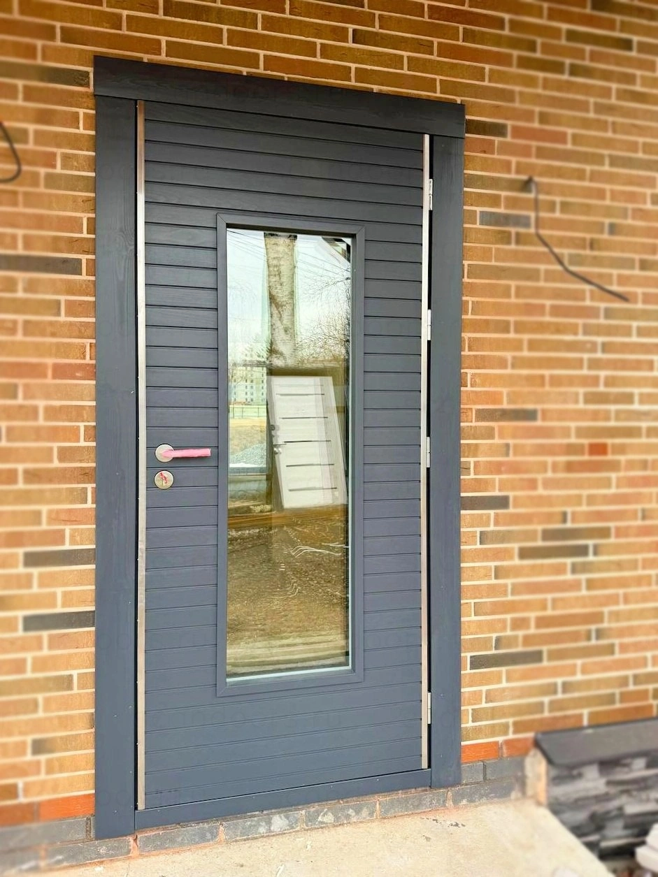 Фото 1 - Серия морозостойких дверей Scandoors Planken. Отделка планками из массива дерева, что обеспечивает долгий срок службы, возможность проводить ремонт при повреждениях и обновлять лакокрасочное покрытие со временем. Толщина полотна 96мм, исполнение Thermo –2 ряда уплотнения и Arctic – 3 ряда уплотнения. Scandoors: производство и монтаж