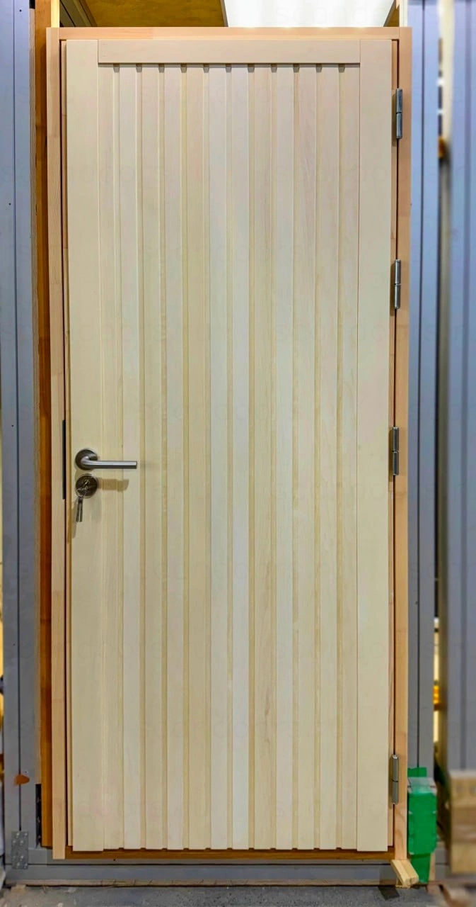 Фото 1 - Теплая входная дверь Scandi Plus с отделкой из осины Scandoors: производство и монтаж
