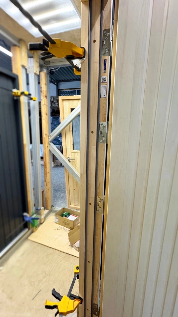 Фото 6 - Теплая входная дверь Scandi Plus с отделкой из осины Scandoors: производство и монтаж