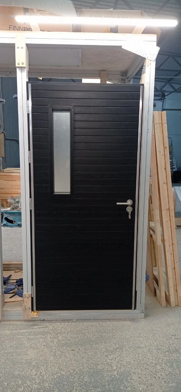 Фото 1 - Теплые двери с наружным притвором и отделкой из массива Scandoors Planken в исполнении Thermo Scandoors: производство и монтаж